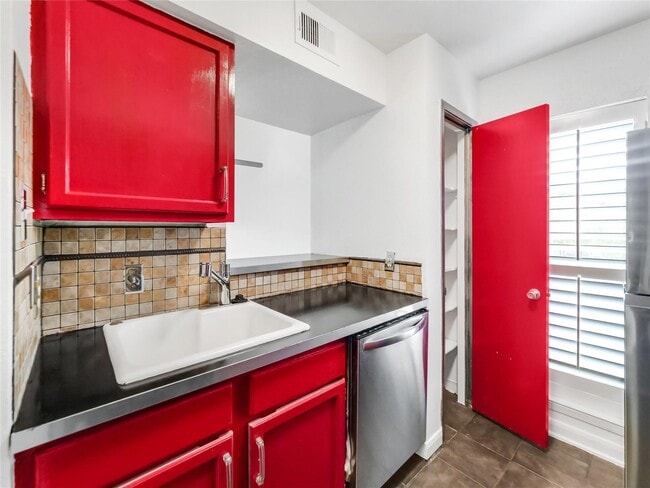 Building Photo - 10075 Westpark Dr