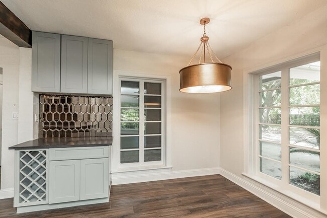 Building Photo - 118 N Caldwood Dr