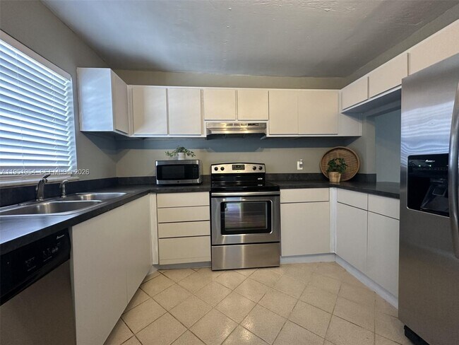 Building Photo - 9450 Live Oak Pl