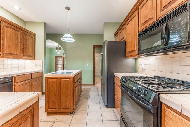 Building Photo - Beautiful spacious 3 bedroom home with a p...