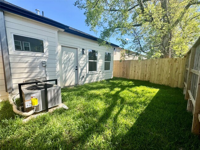 Building Photo - 6928 Paris St