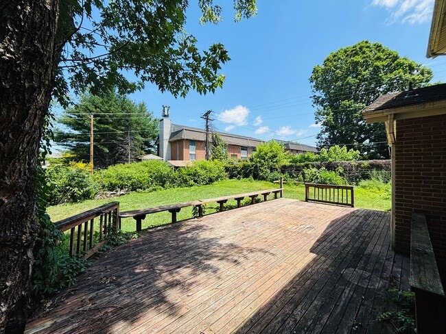 Building Photo - 616 Broce Dr