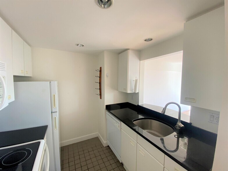 Building Photo - 931 Massachusetts Ave