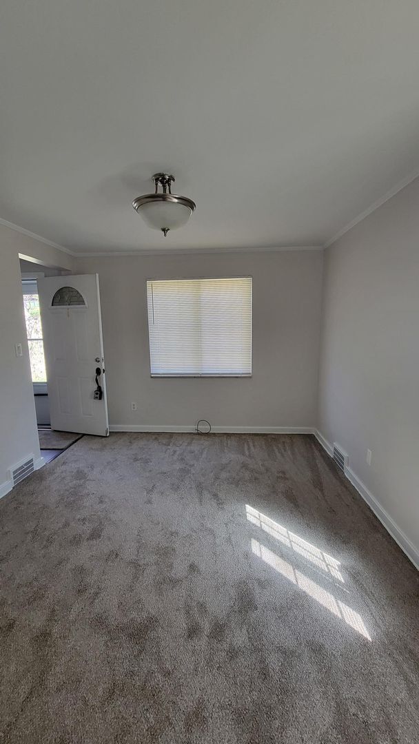 Building Photo - Spacious Three Bedroom Home