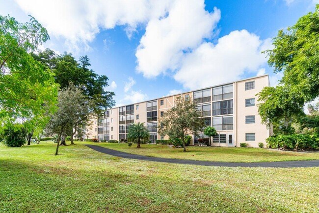 Building Photo - 6795 Huntington Ln