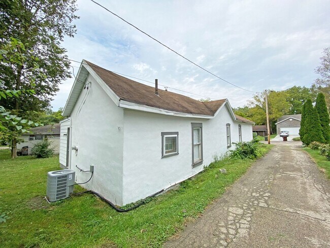 Building Photo - Home on Market