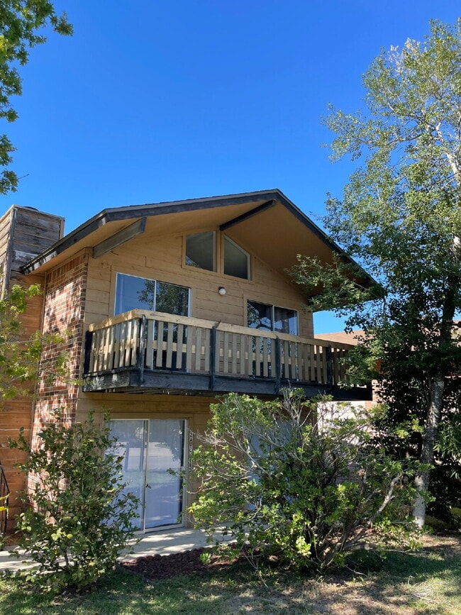 Building Photo - Enjoy living in Panorama Village and enjoy all it has to offer: 27-hole golf course, 3 city parks...