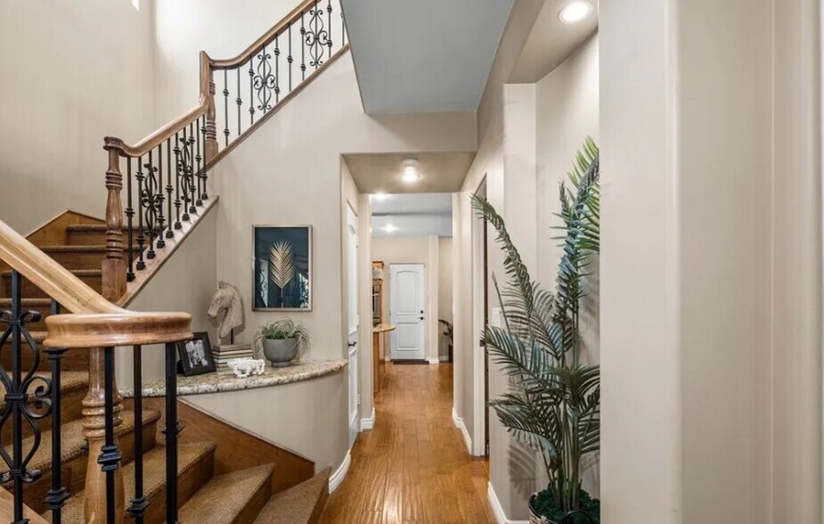 Building Photo - 5748 Campo Walk