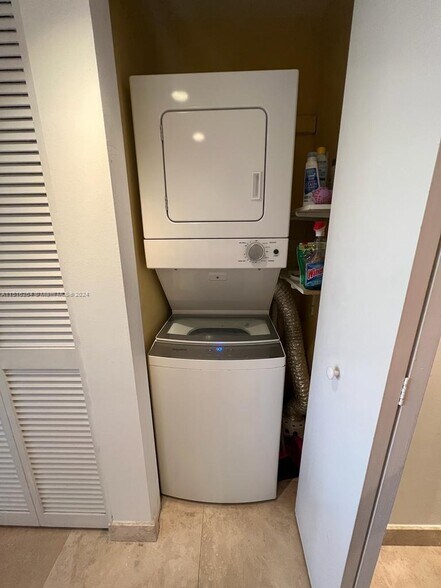 Building Photo - 8877 Collins Ave