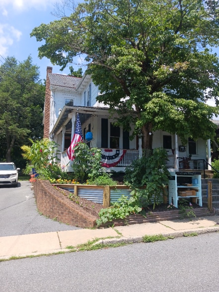 Primary Photo - 21 W Charlotte St