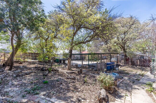 Building Photo - 426 W Woodlawn Ave