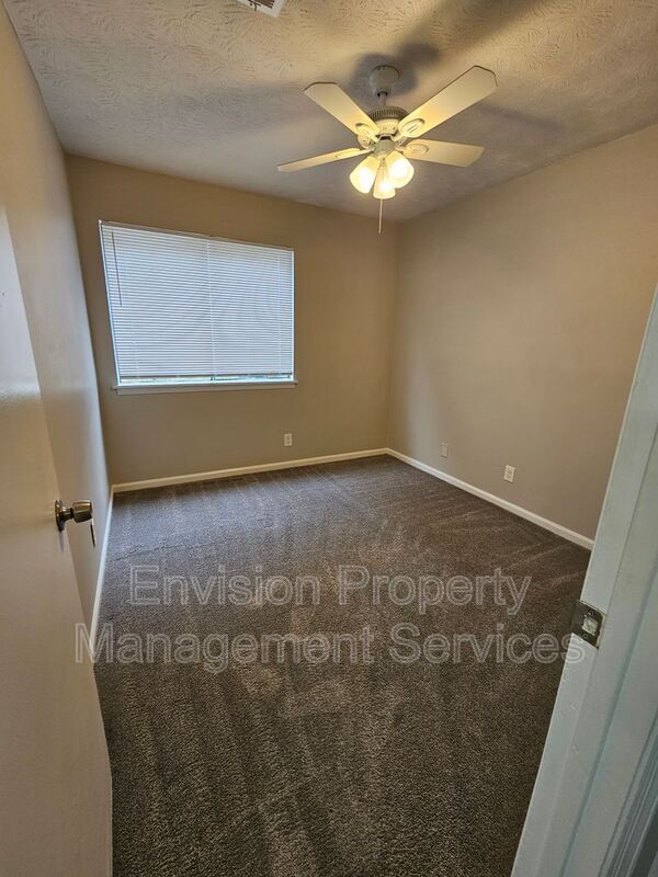 Building Photo - 8577 Pineview Ln