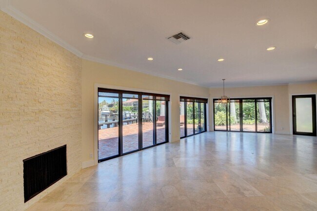 Building Photo - 1121 Bel Air Dr