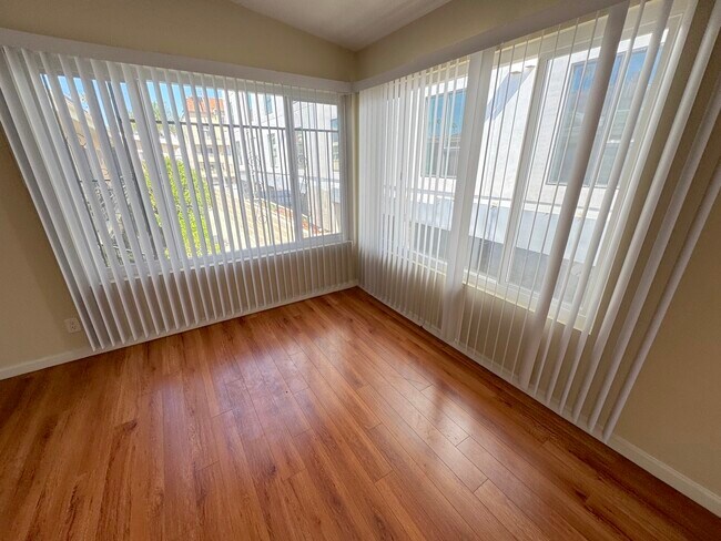 Building Photo - 521 S Manhattan Pl