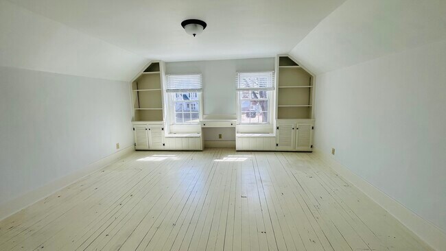 Building Photo - 124 W Crystal Lake Ave