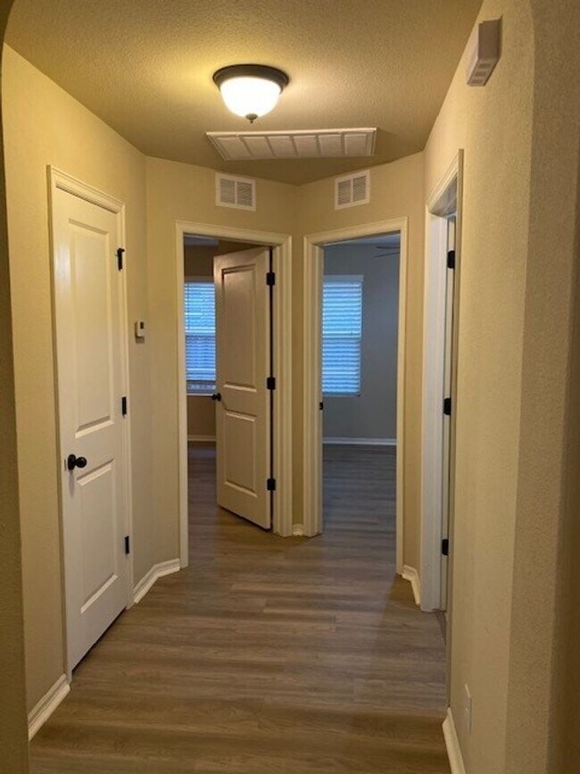 Building Photo - Spacious 4 Bed | 2 Bath | Large backyard | Bixby