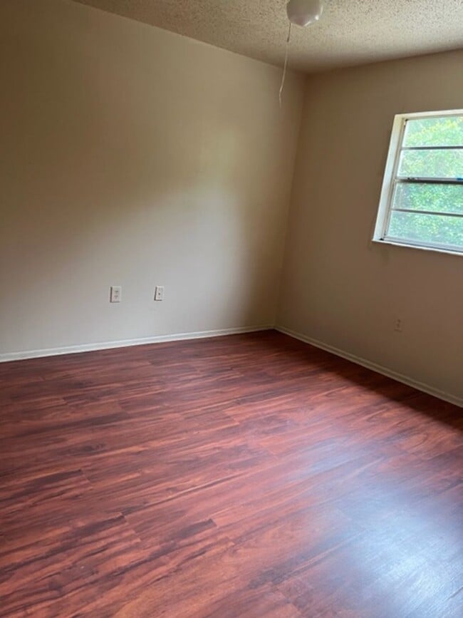 Building Photo - 2 Bdrm 1 Bath Apartment in Bradenton, FL