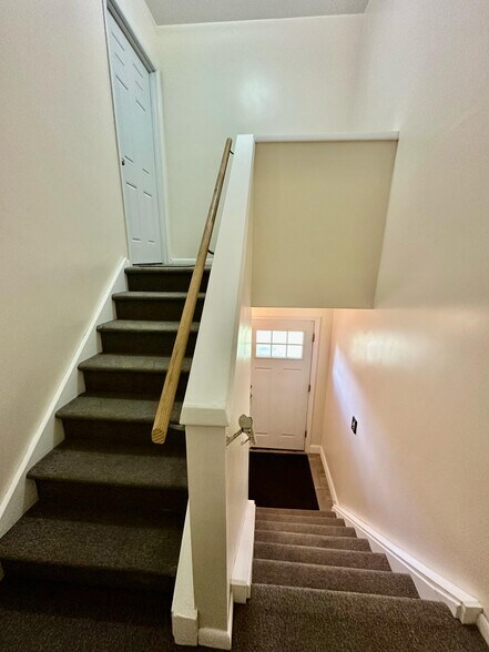 Building Photo - 424 Paxson Ave