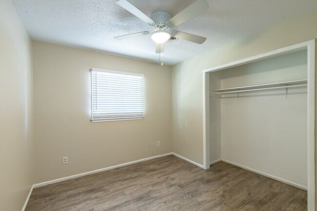 Building Photo - Three Bedroom Home in Quiet Neighborhood