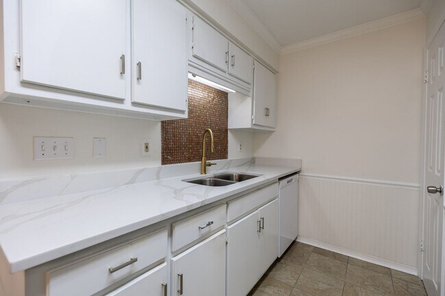 Building Photo - STUDENTS WELCOME! 3/2 Townhouse near USA! GATED! Students Welcome!