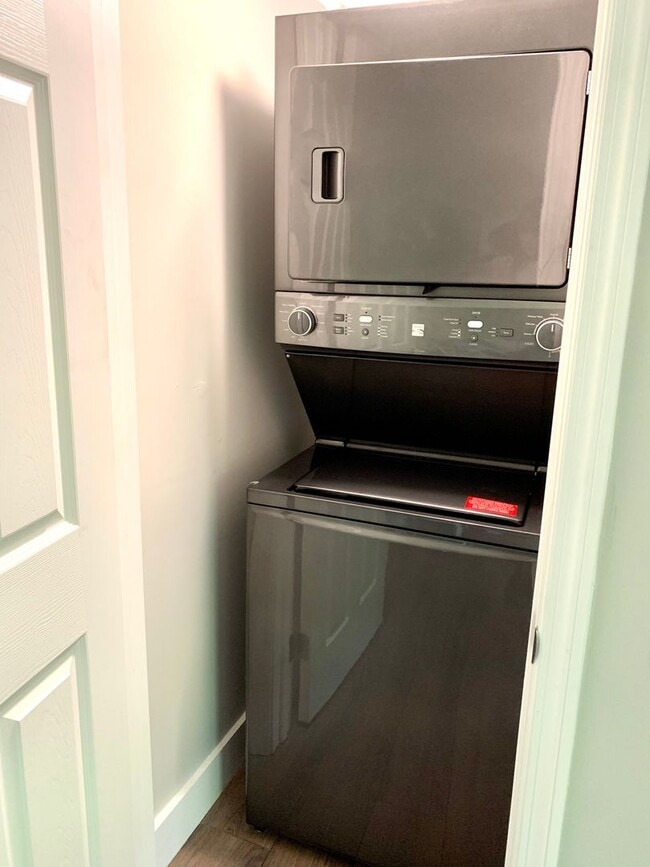 Building Photo - Modern 1 Bedroom Upstairs Apartment in Madison