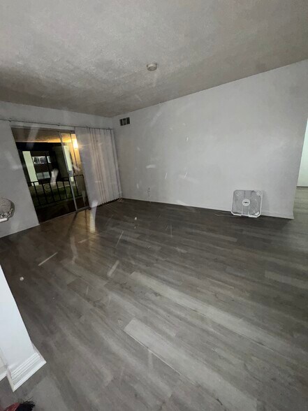 Building Photo - 1405 Vegas Valley Dr