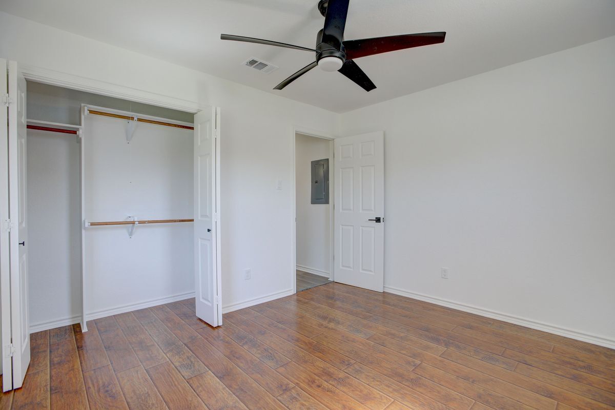 Building Photo - 450 Shady Bluff Dr