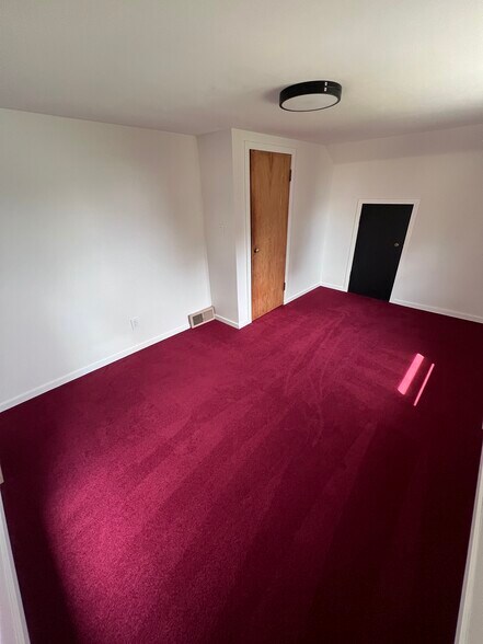 2nd floor se bed - 15791 N 2700 East Rd