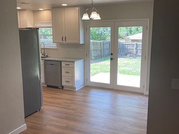 Building Photo - 1117 W Woodlane Dr