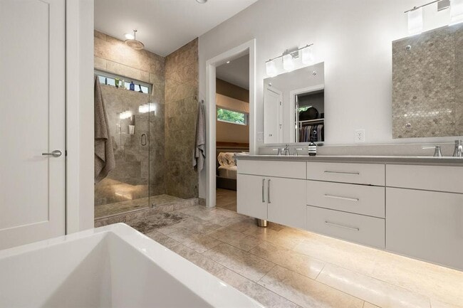 Building Photo - 1908 Kinney Ave