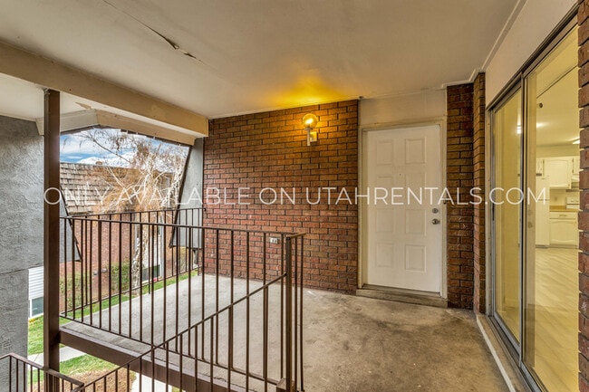 Building Photo - 1639 Woodland Dr