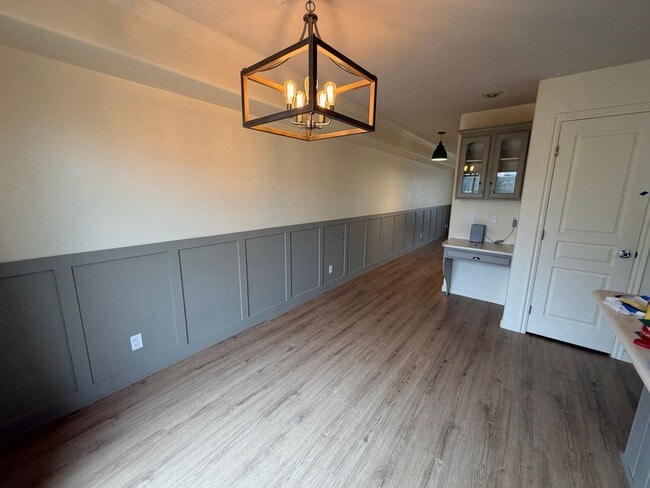 Building Photo - Great location 3 bed, 2.5 bath, 1 car garage townhome in the Dino Tracks area.