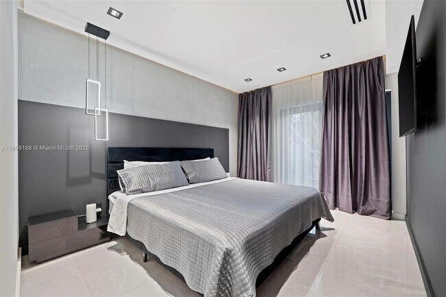 Building Photo - 1101 N 14th Ave