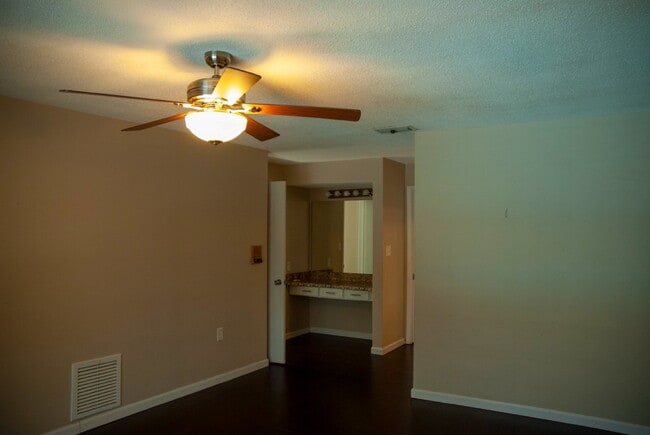 Building Photo - 3/Bedroom 3/Bath Tarpon Springs Home
