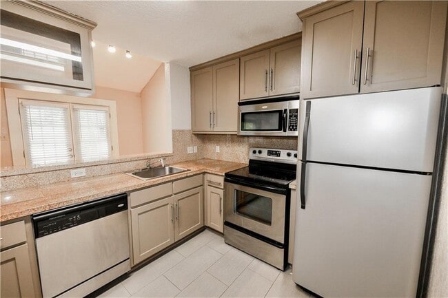 Building Photo - 1302 Danbury Square
