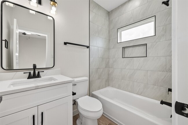 Building Photo - 5523 Haight St