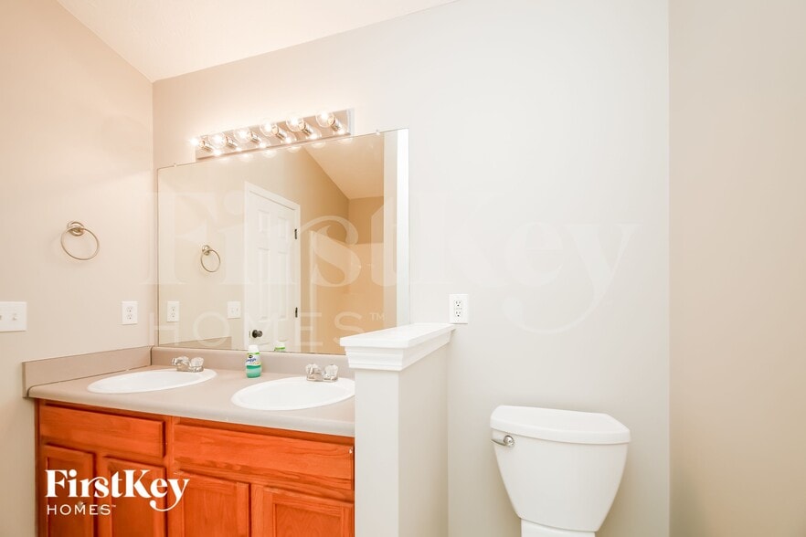 Building Photo - 385 Fairview Oak Pl