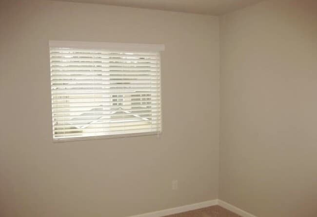 Building Photo - Spacious 3-Bedroom, 2.5-Bath Townhome in S...