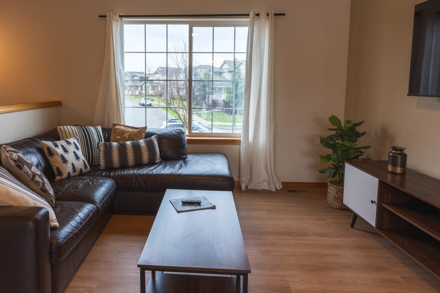 Living Room - Beautiful sunlight all day - New Ceiling Fan. - 2805 W Dumont Dr
