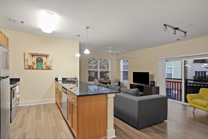 Building Photo - 615 S Columbus St