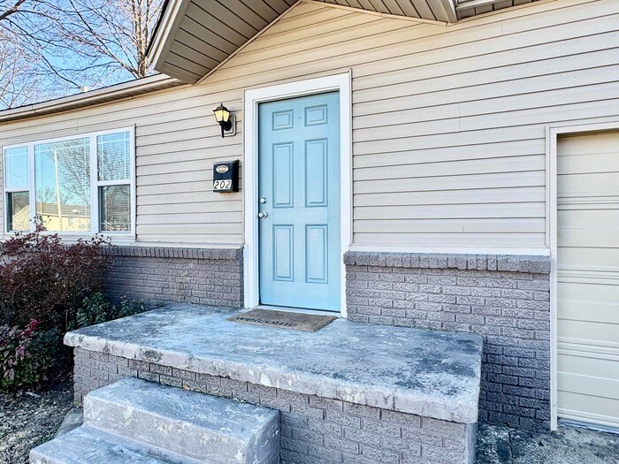 Building Photo - 202 E 6th St