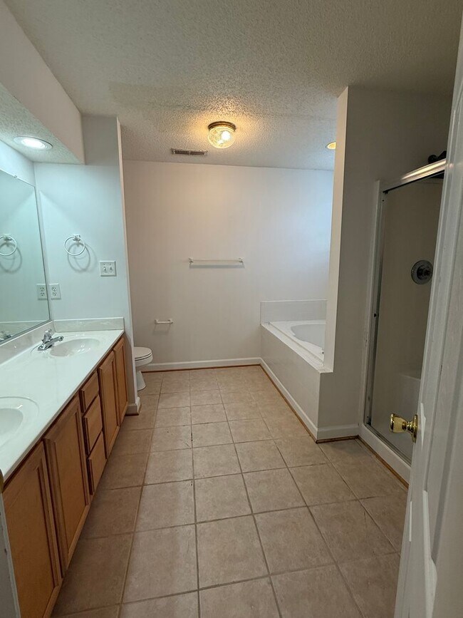 Building Photo - Move In Ready Condo