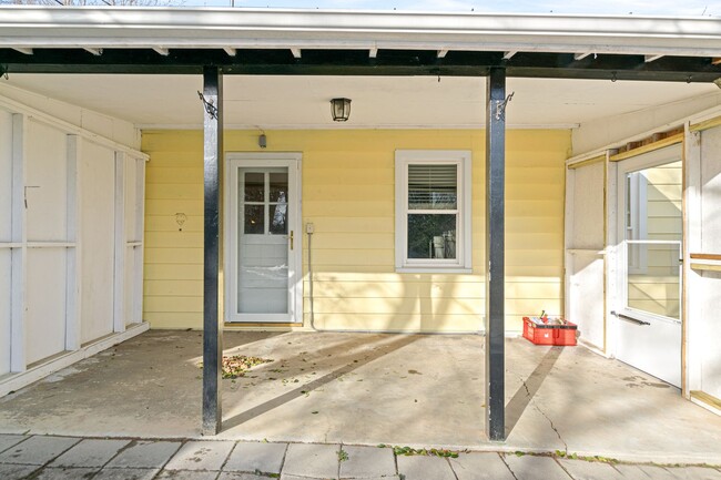 Building Photo - 2 Bed / 1 Bath Bungalow. Dog Friendly. Fen...