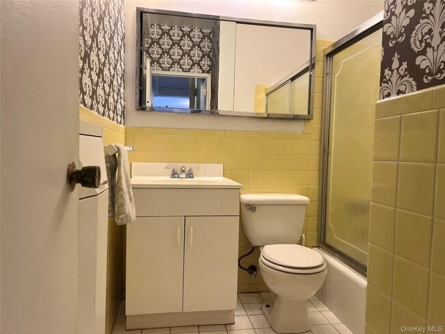 Building Photo - 10 Lake St