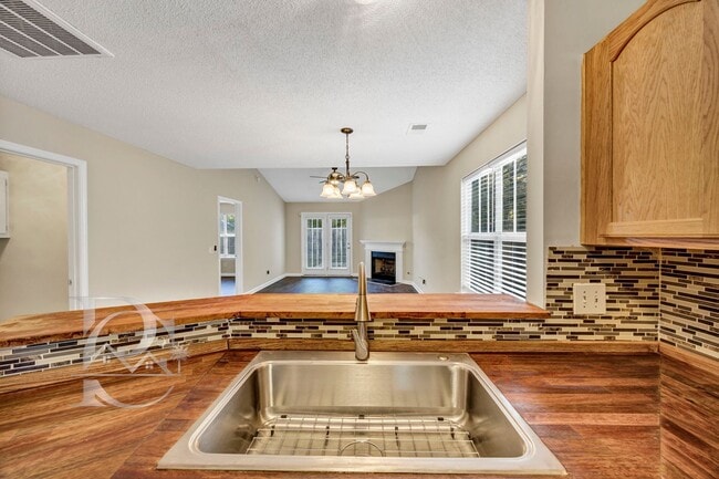 Building Photo - ONE STORY LIVING - MINUTES FROM EVERYTHING