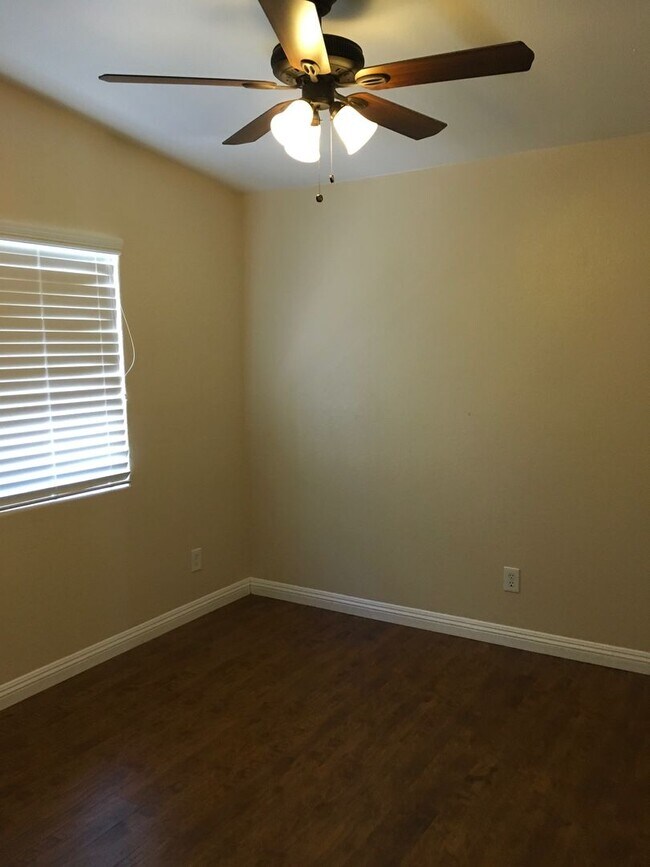 Building Photo - Great single-story home, 3brms, 2bath, 2crg.
