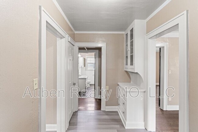 Building Photo - 5303 Charlotte St