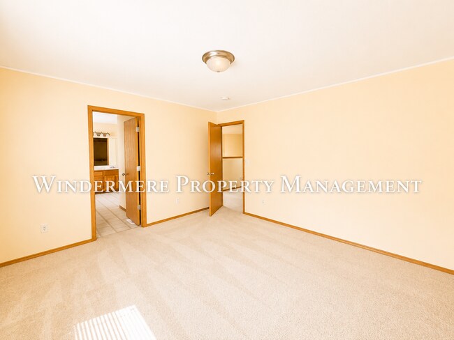 Building Photo - Bright and Spacious 4 Bedroom in Convenient CK location with fenced backyard and 3 car garage
