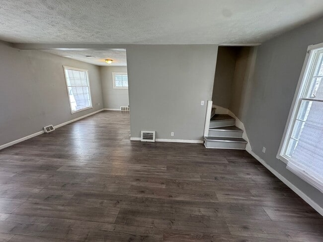 Building Photo - Charming 3-Bedroom Property in Prime Location