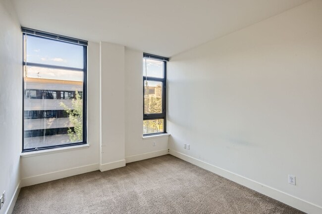 Building Photo - Gorgeous 2 Bed Unit @ The Gallery - Belltown Living at its Finest!
